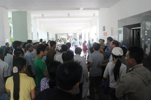 Người nhà bệnh nhân Tiến tập trung tại Bệnh viện Đà Nẵng. Ảnh: Nguyễn Huy