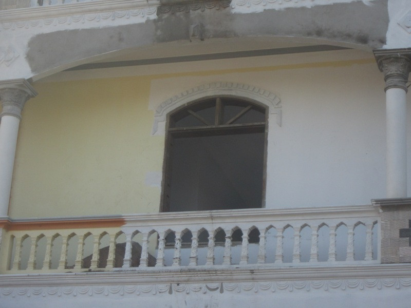 Trước khi Tàng bị bắt ngôi nhà được lắp cửa, nhưng hiện nay không còn 