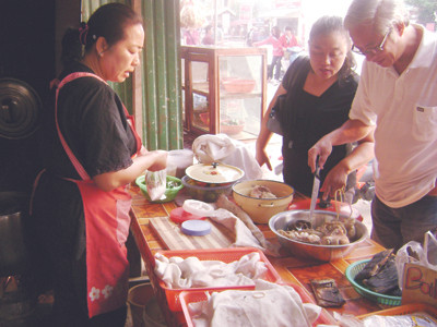 Nhiều thực khách Việt Nam tìm đến quán cháo lòng, tiết canh bên bờ sông Mê Kông 