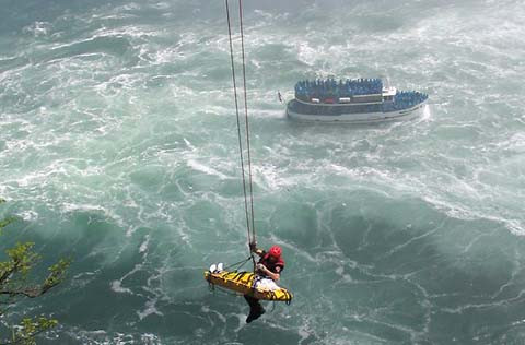 Người đàn ông được trực thăng cứu trên sông Niagara hôm 21/5. Ảnh: AP