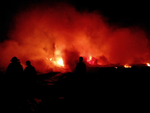 Cả khu nhà xưởng chìm trong biển lửa. Ảnh: Minh Đức Cả khu nhà xưởng chìm trong biển lửa