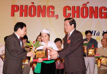 Tuyên dương cá nhân có thành tích xuất sắc về đấu tranh phòng, chống tham nhũng. Tuyên dương cá nhân có thành tích xuất sắc về đấu tranh phòng, chống tham nhũng