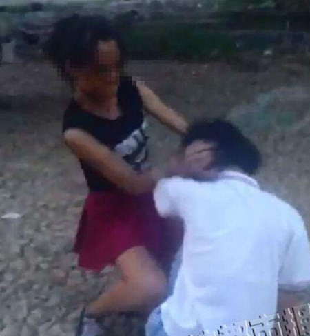 Thai phụ trẻ vác bụng bầu đánh ghen nữ sinh cấp hai ảnh 2