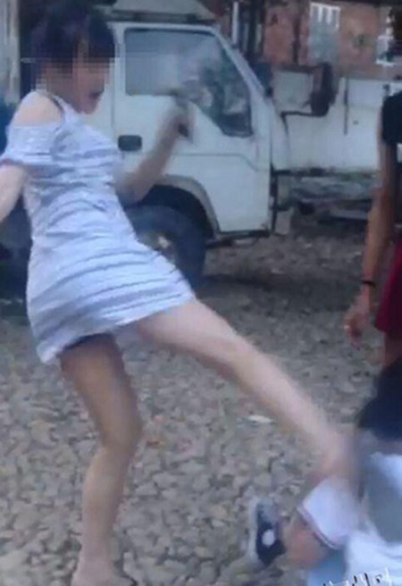 Thai phụ trẻ vác bụng bầu đánh ghen nữ sinh cấp hai ảnh 1