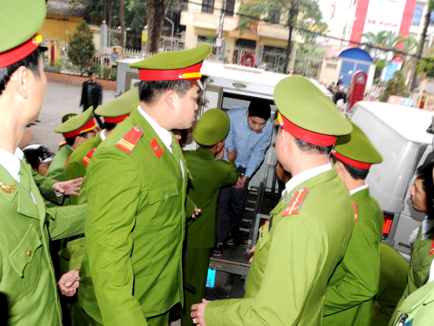 Gần 6h, công tác chuẩn bị cho phiên tòa được triển khai. Con đường dẫn đến tòa án được giăng dây thép gai và đặt biểm cấm. Nhiều người dân tỉnh Bắc Giang đến tòa án từ rất sớm Người nhà chủ tiệm vàng bên di ảnh của ba nạn nhân. Lê Văn Luyện được áp giải tới phiên tòa. Luyện bước xuống xe, được bảo vệ nghiêm ngặt. Bị cáo Luyện nhoài người ra sau tìm người thân. Các bị cáo tại phiên tòa (mặc áo xanh). Bố Luyện (bên trái) quay mặt sang nhìn con trai... Hàng trăm người dân tụ tập ngoài tòa án để theo dõi diễn biến phiên tòa. Gần 6h, công tác chuẩn bị cho phiên tòa được triển khai. Con đường dẫn đến tòa án được giăng dây thép gai và đặt biểm cấm. Nhiều người dân tỉnh Bắc Giang đến tòa án từ rất sớm Người nhà chủ tiệm vàng bên di ảnh của ba nạn nhân. Lê Văn Luyện được áp giải tới phiên tòa. Luyện bước xuống xe, được bảo vệ nghiêm ngặt. Bị cáo Luyện nhoài người ra sau tìm người thân. Các bị cáo tại phiên tòa (mặc áo xanh). Bố Luyện (bên trái) quay mặt sang nhìn con trai... Hàng trăm người dân tụ tập ngoài tòa án để theo dõi diễn biến phiên tòa.