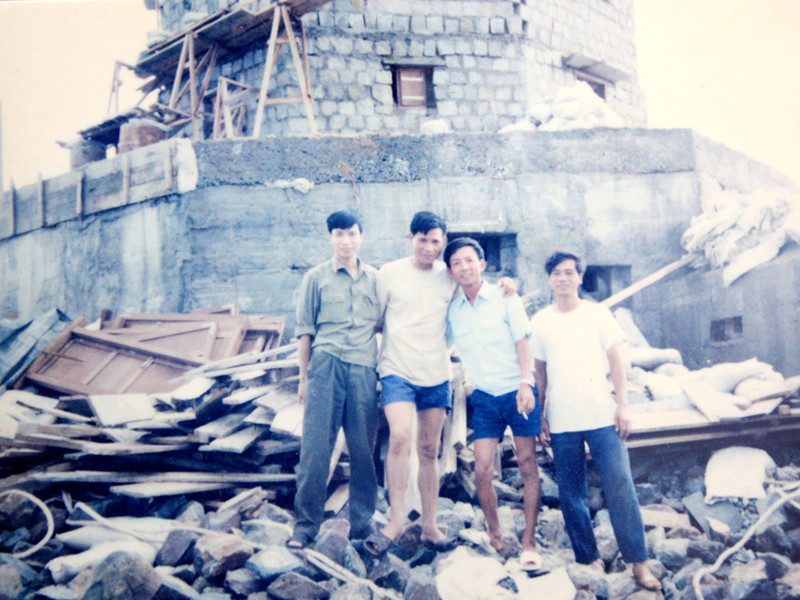 Thượng tá Đỗ Văn Trình cùng anh em chiến sĩ trước một đảo chìm đang xây