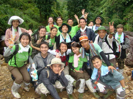 Các thành viên nhóm leo Fansipan cùng Lan Anh