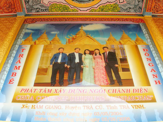 Ảnh cả nhà Trầm Bê tại chánh điện chùa Vàm Ray.