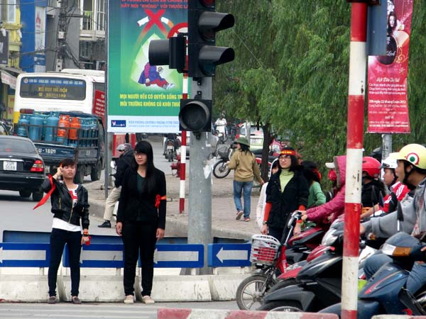 Người đi đường tò mò chú ý không hiểu chuyện gì đang xảy ra