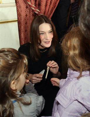 Bà Carla tặng quà riêng cho một em nhỏ Bà Carla tặng quà riêng cho một em nhỏ