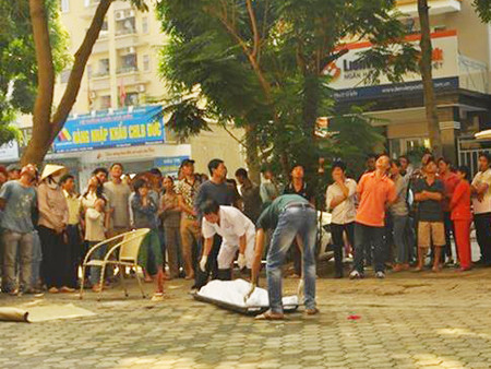 Đông đảo người dân đến theo dõi vụ việc