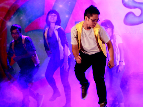 Trên sân khấu là những tiết mục 'bốc lửa'