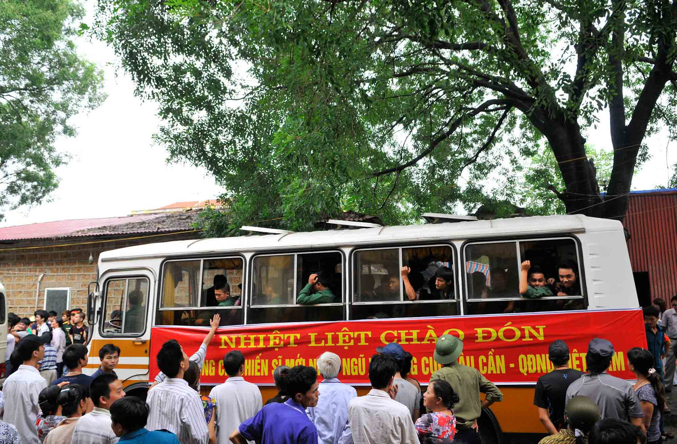 Hàng trăm người đưa tiễn tân binh đã tập trung trước sân Trung tâm Văn hóa - Thông tin quận Hà Đông.