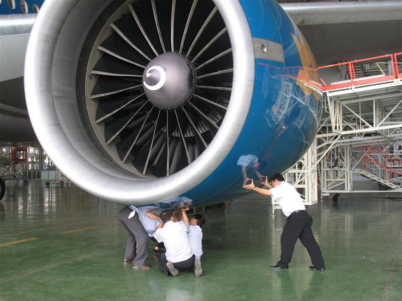 Cảnh bảo dưỡng, sửa chữua máy bay của Vietnam Airlines. Ảnh : CTV