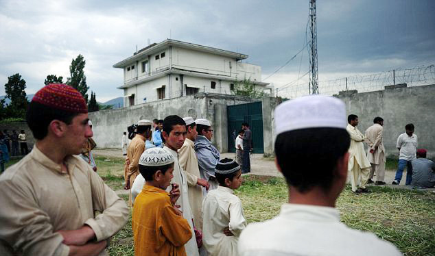 Một gia đình Pakistan trở về sau khi tham quan dinh thự. Một gia đình Pakistan trở về sau khi tham quan dinh thự