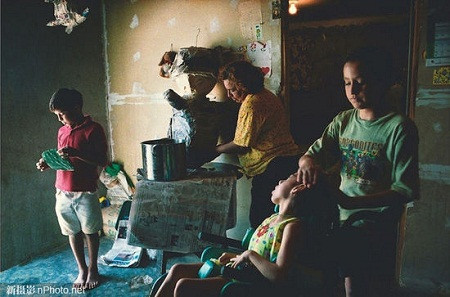 2000: Một gia đình người Mexico di cư tới bang Texas, Mỹ. Người mẹ đang làm những món đồ chơi truyền thống của người Mexico để đem ra chợ bán – đó là nguồn thu nhập duy nhất của cả gia đình