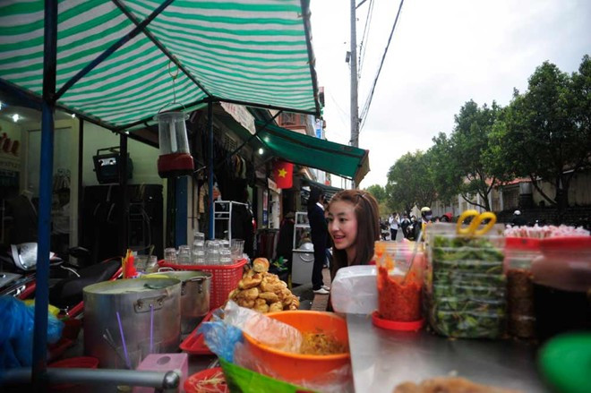 Trong những ngày Festival Đà Lạt, quán nhỏ của cô thêm đông người đến