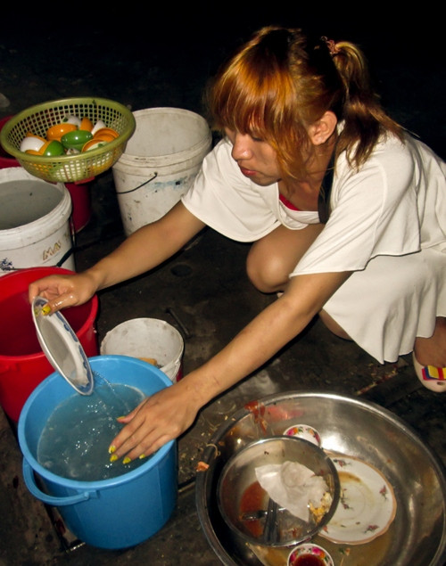 Sau khi đã phụ bán quán tới nửa đêm, mỗi sáng, Yuki dậy từ 4h để phụ mẹ đi giao báo ở các sạp gần nhà