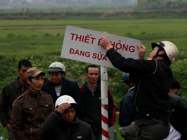 Biển báo được cắm lại tạm thời 