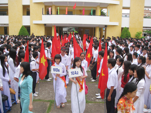 Đón học sinh lớp 10 vào trường
