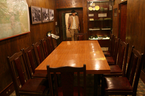 Trong phòng cũng trưng bày những bức ảnh của các cán bộ trung ương đang trực tiếp chỉ huy chiến đấu, cùng nhiều vật dụng, đồ dùng, trang thiết bị tác chiến.... Trong phòng cũng trưng bày những bức ảnh của các cán bộ trung ương đang trực tiếp chỉ huy chiến đấu, cùng nhiều vật dụng, đồ dùng, trang thiết bị tác chiến...