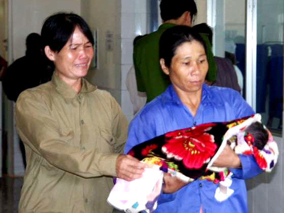 Gia đình bệnh nhi xấu số đưa con về mai táng