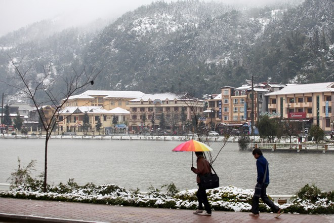 Sa Pa thời điểm này đẹp như mùa đông ở châu Âu Sa Pa thời điểm này đẹp như mùa đông ở châu Âu Bài viết: http://news.zing.vn/Khach-du-lich-do-xo-len-Sa-Pa-trong-tuyet-trang-post377656.html#home_featured.noibat Nguồn Zing News