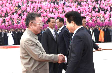 Lãnh đạo hai miền Triều Tiên bắt tay nhau trong cuộc gặp lịch sử Lãnh đạo hai miền Triều Tiên duyệt đội danh dự tại buổi lễ đón tiếp Tổng thống Hàn Quốc Roh Moo- Hyun ở Thủ đô Bình Nhưỡng, CHDCND Triều Tiên Quân đội CHDCND Triều Tiên duyệt binh tại lễ đón Tổng thống Hàn Quốc Roh Moo-Hyun ở Thủ đô Bình Nhưỡng Người dân CHDCND Triều Tiên vẫy những bông hoa màu hồng để chào mừng cuộc gặp mặt của Tổng thống Hàn Quốc Roh Moo-Hyun với Chủ tịch CHDCND Triều Tiên Kim Jong-il tại Thủ đô Bình Nhưỡng Chủ tịch CHDCND Triều Tiên Kim Jong-il (đứng bên phải ) và Tổng thống Hàn Quốc Roh Moo- Hyun (đứng giữa ) và ông Kim Yong-nam, Chủ tịch đoàn Chủ tịch Hội đồng nhân dân tối cao CHDCND Triều Tiên (đứng bên trái) trên bục danh dự bên ngoài Cung văn hóa Thủ đô Bình Nhưỡng Chủ tịch CHDCND Triều Tiên Kim Jong-il đang bắt tay chào mừng đoàn đại biểu Hàn Quốc do Tổng thống Roh Moo-Hyun dẫn đầu tới thăm Bình Nhưỡng Trên chiếc xe mui trần, Tổng thống Hàn Quốc Roh Moo- Hyun (bên trái) đang vẫy tay chào người dân CHDCND Triều Tiên tại Thủ đô Bình Nhưỡng