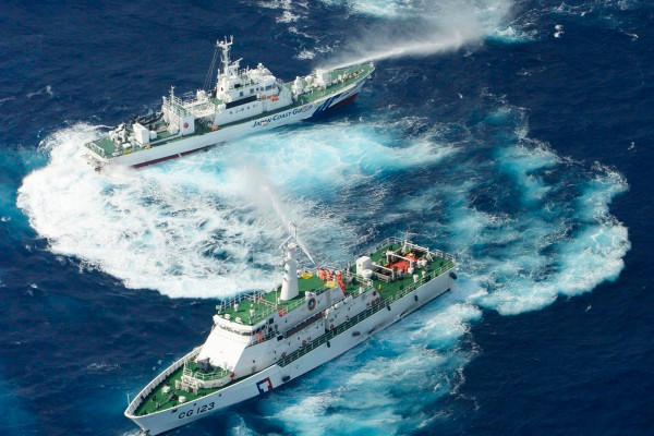 Tàu tuần duyên Nhật Bản (phía trên) đấu vòi rồng với tàu của Đài Loan gần Senkaku/Điếu Ngư trên biển Hoa Đông