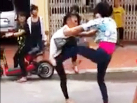 Hai nữ sinh đi chân đất, đấm đá, xé áo nhau giữa đường. Hai nữ sinh đi chân đất, đấm đá, xé áo nhau giữa đường