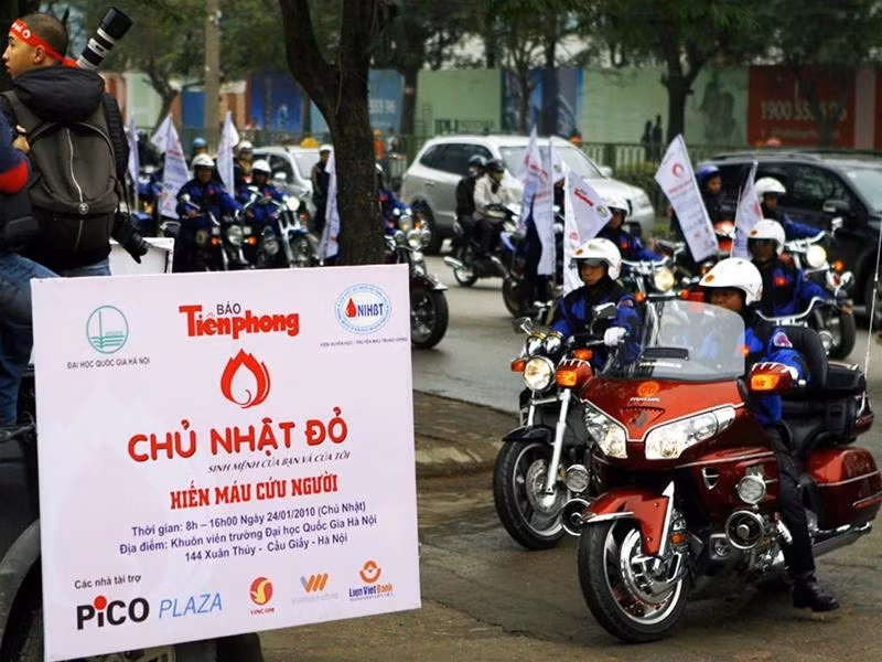Đoàn Môtô hộ tống diễu hành cổ động cho Ngày chủ nhật đỏ. Ảnh : Thuận Phong