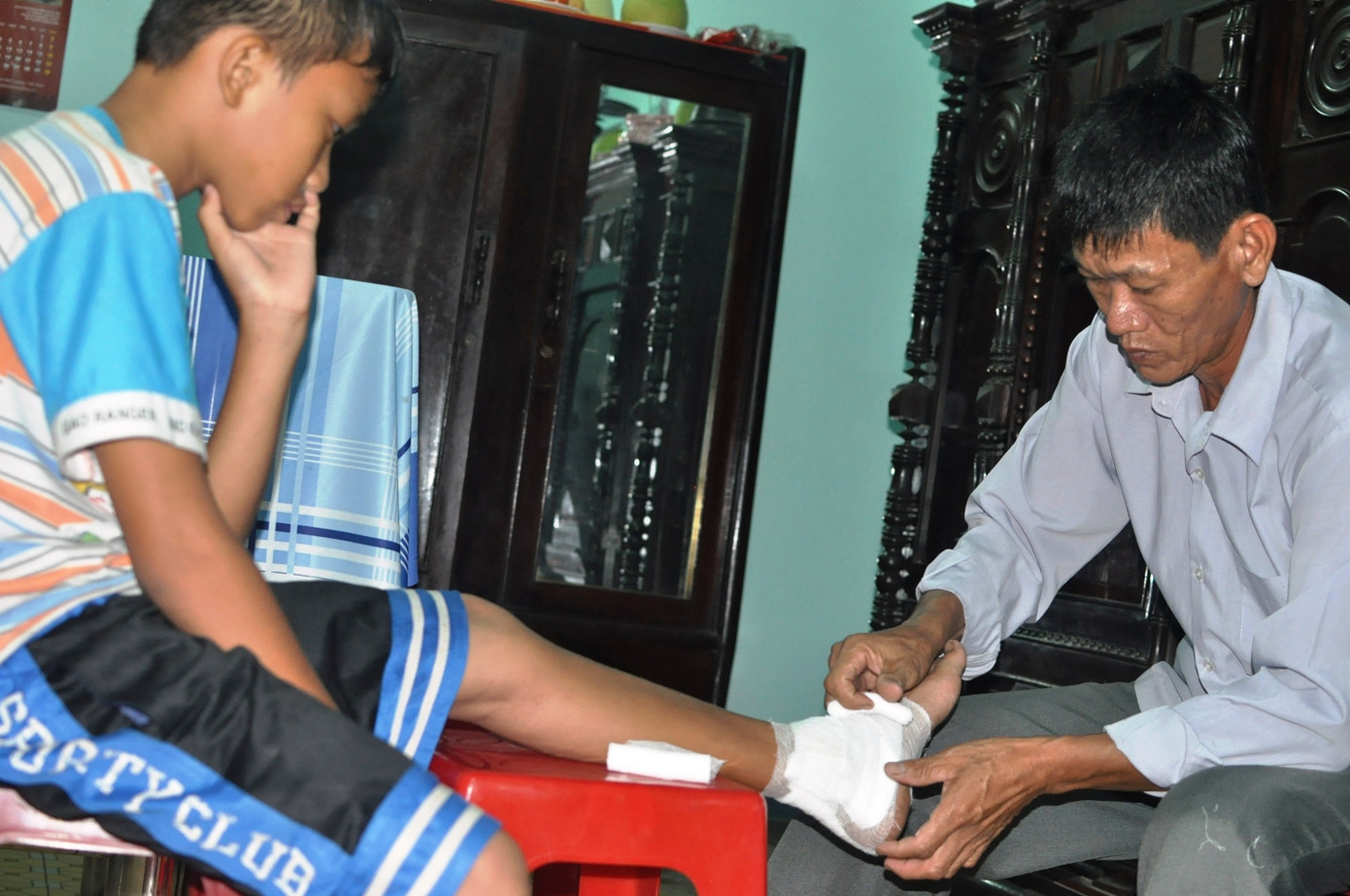 Anh Tâm bốc thuốc chữa bệnh cho người nghèo Ảnh: L.Q.M