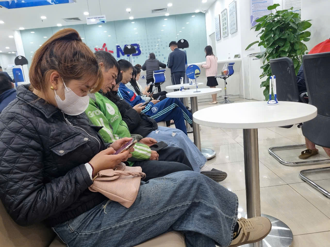 Người dân làm sinh trắc học tại ngân hàng MB. Ảnh: Ngọc Mai.