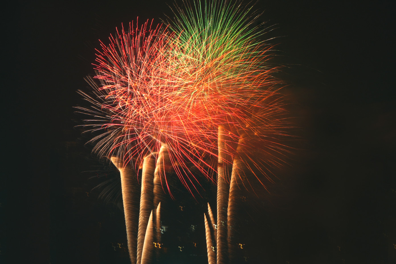 Pháo hoa từ góc nhìn trên cao.