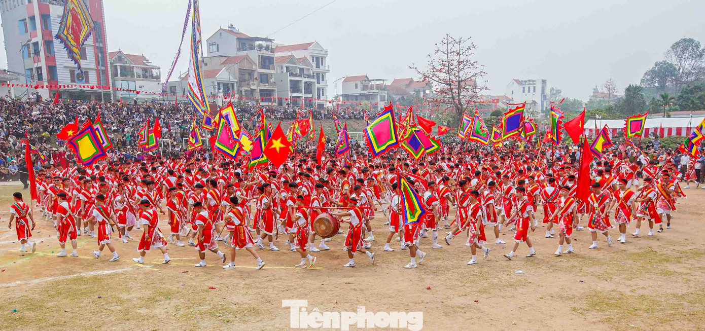 Theo truyền thuyết, vào thời Tiền Lê, tướng Lý Phục Man trên đường đi đánh giặc đã dừng chân tại thôn Dương Liễu và cho làm lễ “Nghiềm quân”. Thế rồi đoàn quân dưới lá cờ chỉ huy của ngài đã đánh tan giặc Lương xâm lược. Về sau, nhà Lương đem quân sang xâm lược và Lý Phục Man dũng cảm chiến đấu đến lúc hy sinh. Để tưởng nhớ công lao to lớn của người anh hùng, nhân dân nơi đây cũng như nhiều làng xung quanh đã tôn phụng ngài là Thành hoàng làng.