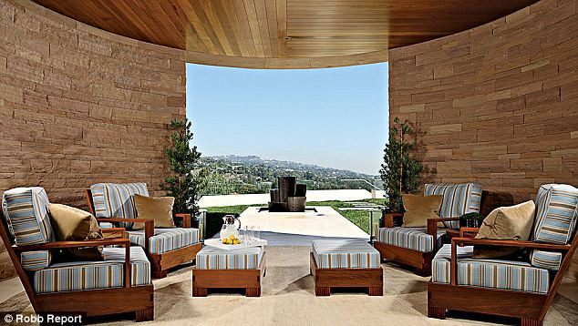 Quang cảnh trong biệt thự nhìn thẳng ra bên ngoài