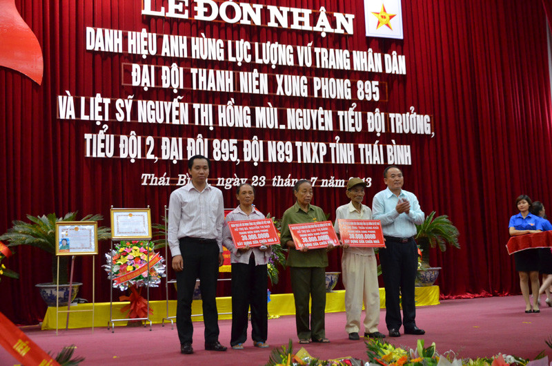 Đoàn TNCS Hồ Chí Minh thuộc Tổng Cục Đường Bộ Việt Nam (Bộ Giao thông Vận tải) trao tiền hỗ trợ xây dựng, sửa chữa nhà ở cho các cựu thanh niên xung phong có hoàn cảnh khó khăn. Đoàn TNCS Hồ Chí Minh thuộc Tổng Cục Đường Bộ Việt Nam (Bộ Giao thông Vận tải) trao tiền hỗ trợ xây dựng, sửa chữa nhà ở cho các cựu thanh niên xung phong có hoàn cảnh khó khăn