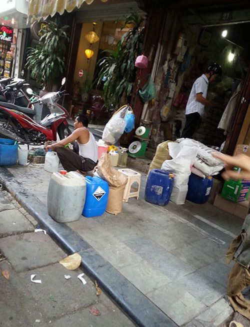 Axit được bày bán công khai tại nhiều cửa hàng ở Hà Nội
