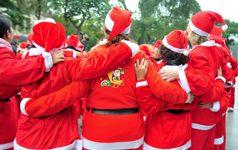 Nó cũng khiến mọi người xích lại gần nhau hơn. g