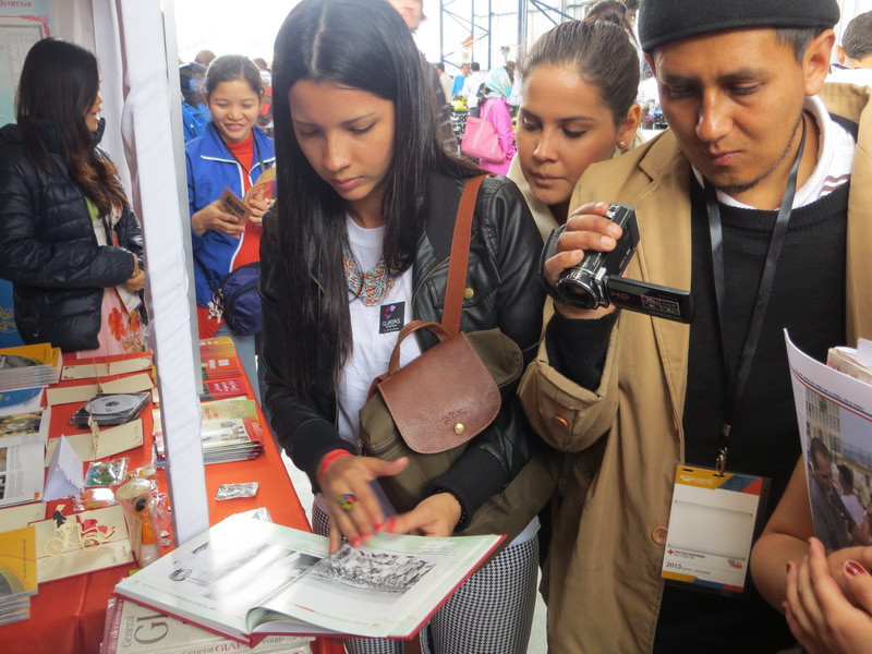 Bạn bè quốc tế xem cuốn sách về Hồ Chí Minh