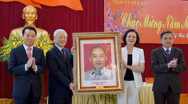 Tổng Bí thư, Chủ tịch nước Nguyễn Phú Trọng tặng Đảng bộ, chính quyền và nhân dân các dân tộc tỉnh Yên Bái bức chân dung Chủ tịch Hồ Chí Minh tại buổi làm việc với Tỉnh ủy Yên Bái về kết quả ba năm thực hiện Nghị quyết Đại hội XVIII Đảng bộ tỉnh và công tác chăm lo Tết Nguyên đán Kỷ Hợi năm 2019 cho nhân dân. Tổng Bí thư, Chủ tịch nước Nguyễn Phú Trọng tặng Đảng bộ, chính quyền và nhân dân các dân tộc tỉnh Yên Bái bức chân dung Chủ tịch Hồ Chí Minh tại buổi làm việc với Tỉnh ủy Yên Bái về kết quả ba năm thực hiện Nghị quyết Đại hội XVIII Đảng bộ tỉnh và công tác chăm lo Tết Nguyên đán Kỷ Hợi năm 2019 cho nhân dân.