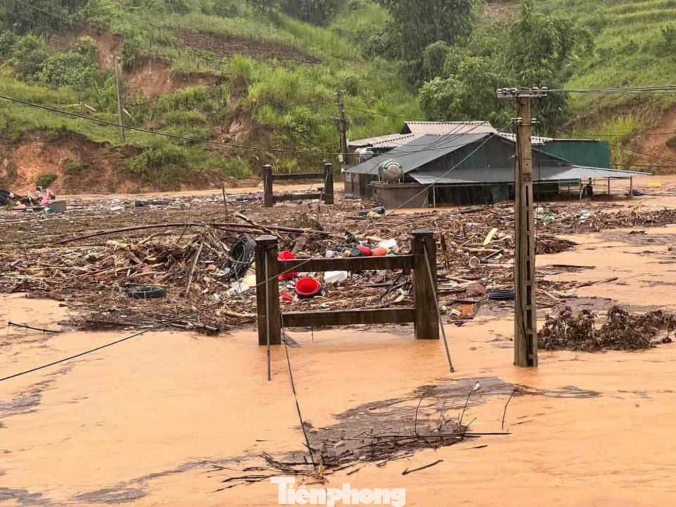 Theo Báo cáo của Ban chỉ huy phòng chống thiên tai- tìm kiếm cứu nạn tỉnh Yên Bái, tính đến 13h ngày 8/9, mưa lũ đã làm 1 người chết. Nạn nhân là cháu Sùng Thị Trang, 10 tuổi, thôn Suối Lót, xã Suối Giàng, huyện Văn Chấn, tử vong do sập nhà gỗ 3 gian đè vào người.