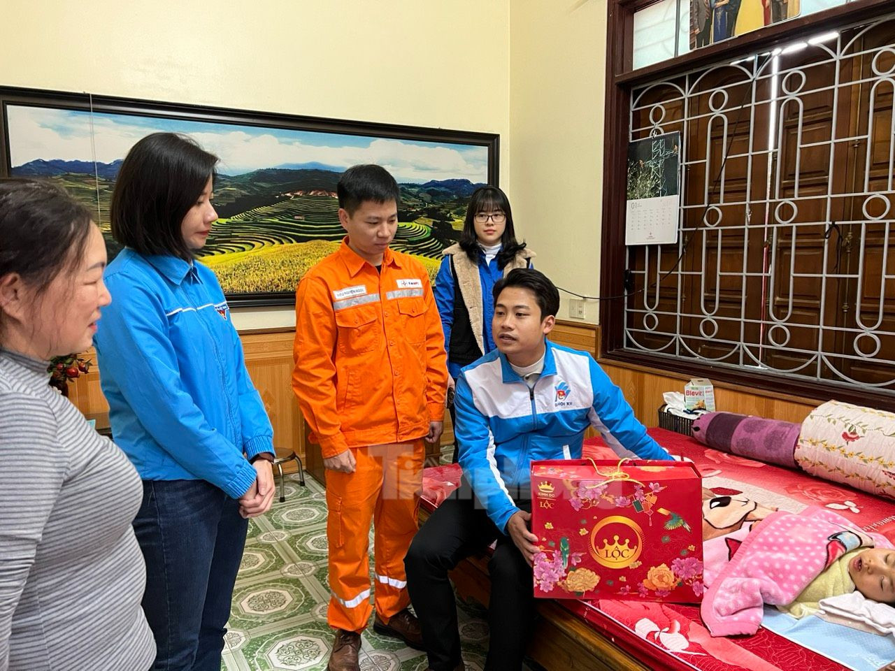 Dịp này, Tỉnh Đoàn Yên Bái tổ chức thăm và tặng quà gia đình thanh niên công nhân có hoàn cảnh khó khăn trên địa bàn tỉnh.