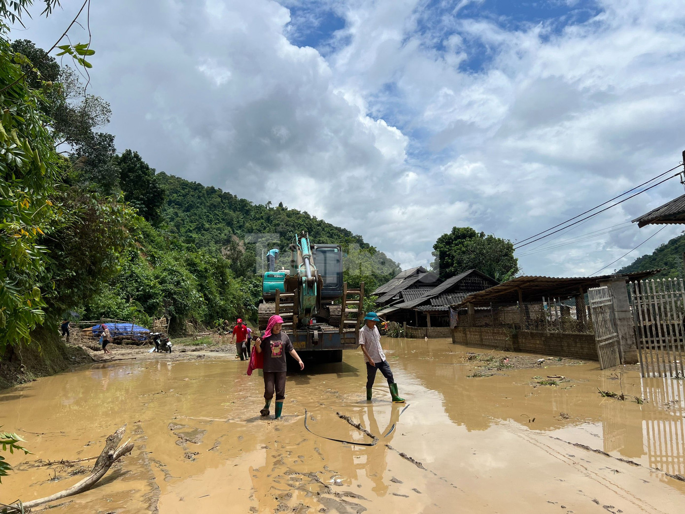 Theo Sở Giao thông Vận tải tỉnh Điện Biên, do lượng đất đá quá lớn tràn xuống hàng trăm mét đường của tuyến Quốc lộ 12 nối Điện Biên – Lai Châu, khiến tuyến đường này đã bị tê liệt hoàn toàn, ít nhất phải 2-3 ngày tới nếu thời tiết thuận lợi mới có thể thông tuyến.