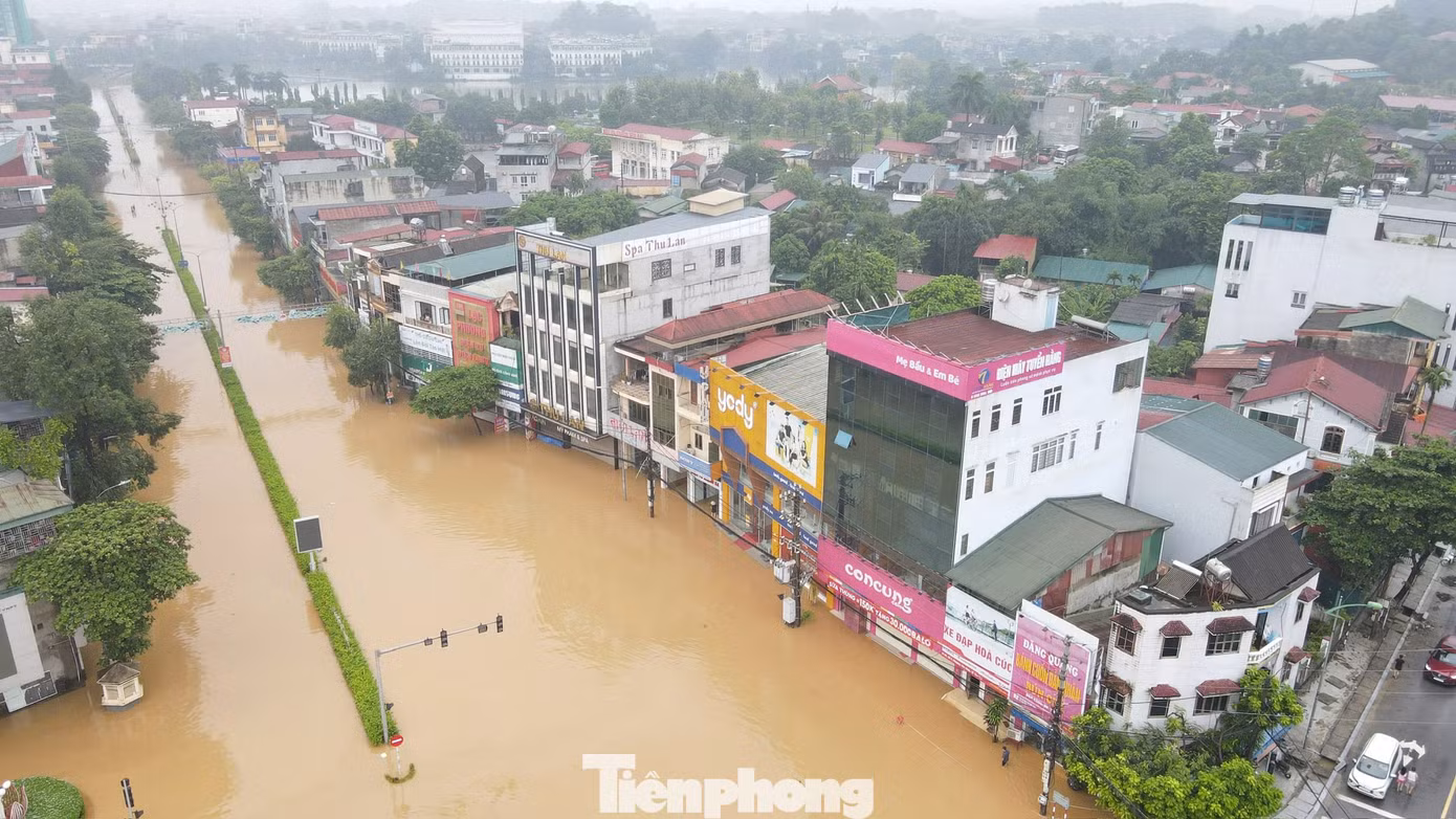 Mực nước dâng cao làm ngập nhiều nhà dân. Nhiều gia đình giáp bờ sông nước tràn vào nhà, ngập đến nửa tầng 1.