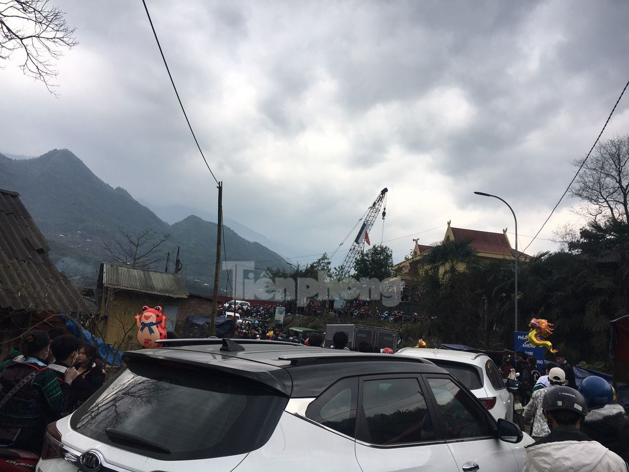 Trong ngày mùng 3 Tết (ngày 12/2), nhiều tuyến đường lên thị xã Sa Pa đông đúc, phương tiện nối đuôi nhau, nhiều điểm du lịch bị ách tắc.