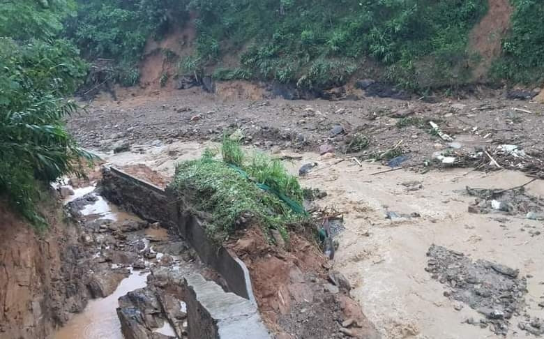 Cơ quan chức năng huy động hàng trăm người tìm kiếm 2 mẹ con bị mất tích do lũ cuốn trôi.