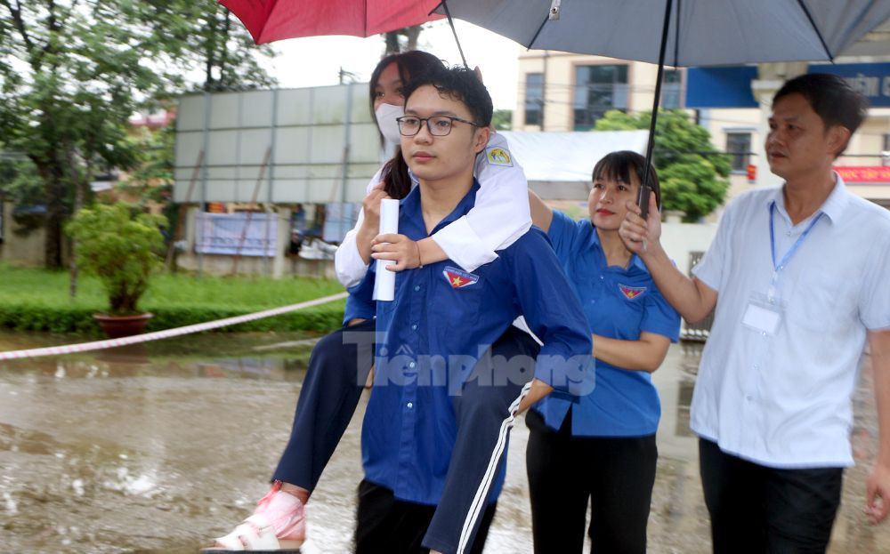 Lực lượng tình nguyện viên hỗ trợ thí sinh Phạm Thị Ngọc Lam vào phòng thi tại điểm thi Trường THPT Lý Thường Kiệt, do học sinh này không may bị tai nạn giao thông trước ngày thi một tuần và em bị gẫy chân. Lực lượng tình nguyện viên hỗ trợ thí sinh Phạm Thị Ngọc Lam vào phòng thi tại điểm thi Trường THPT Lý Thường Kiệt, do học sinh này không may bị tai nạn giao thông trước ngày thi một tuần và em bị gẫy chân.