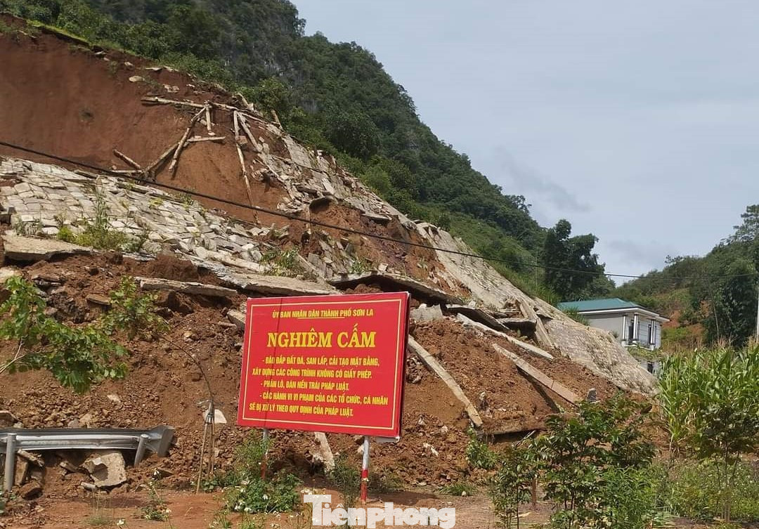 Đường tránh thành phố Sơn La bị sạt lở nghiêm trọng khiến giao thông ách tắc.