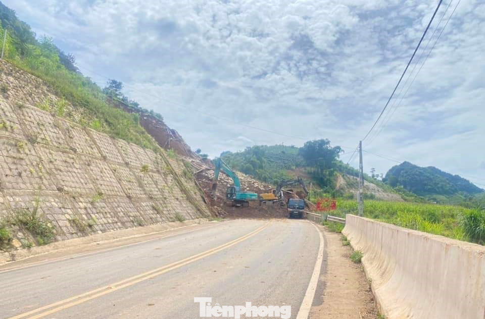 Hiện các đơn vị đang huy động máy móc thi công 2 đầu vị trí sạt lở, dọn đất đá.